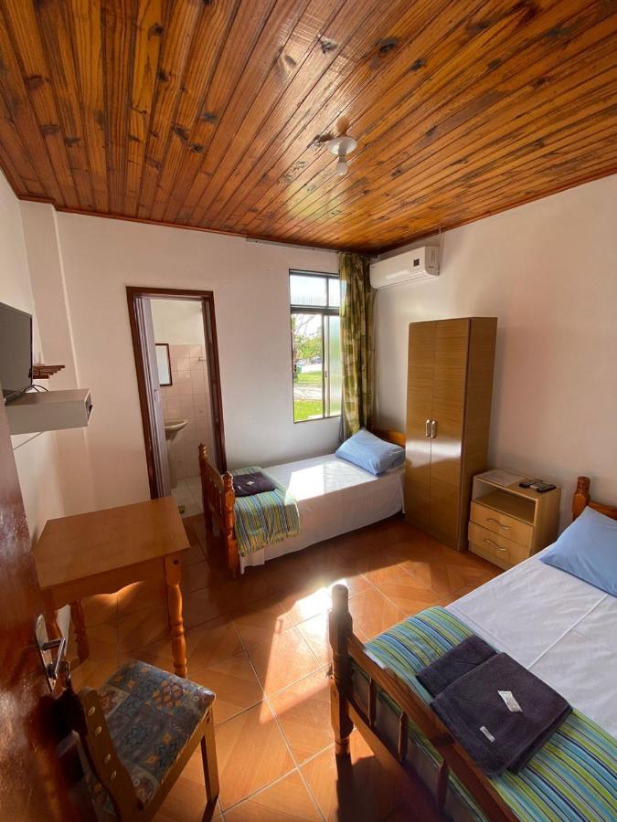Quarto com 2 Camas de Solteiro